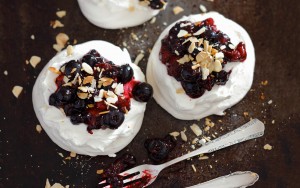 Mini pavlova ai frutti di bosco Mini pavlova ai frutti di bosco