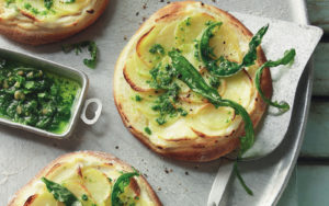 Focaccine con patate e tarassaco Focaccine con patate e tarassaco
