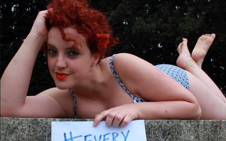 Tinder: scaricata perché curvy da un uomo conosciuto sull’app. La sua risposta diventa virale