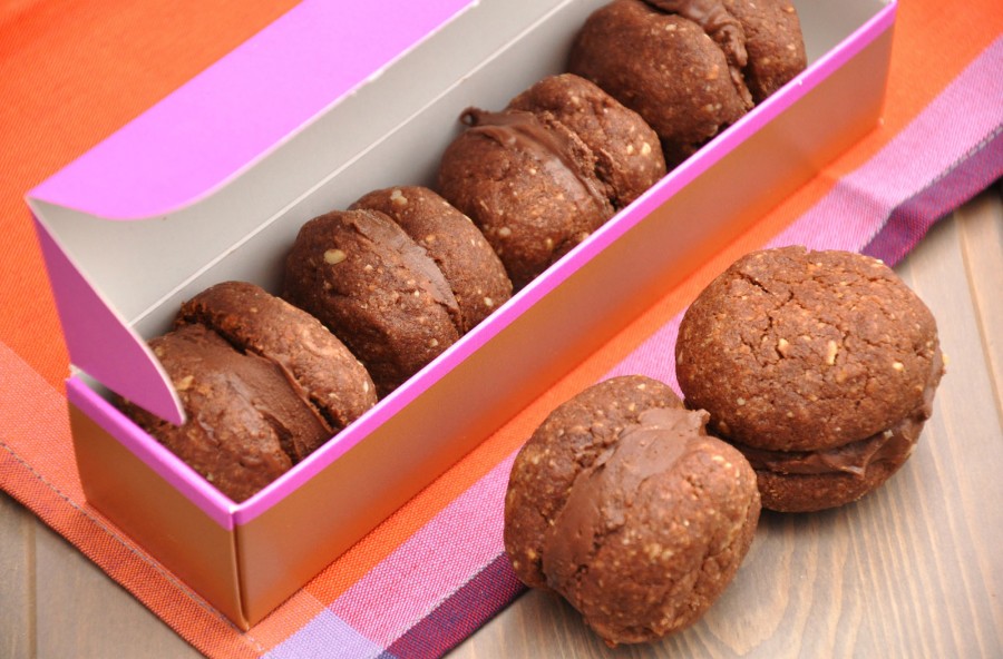 Baci di dama alle nocciole e cioccolato