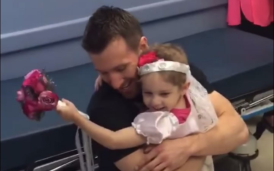 Bambina con la leucemia sposa il suo infermiere preferito