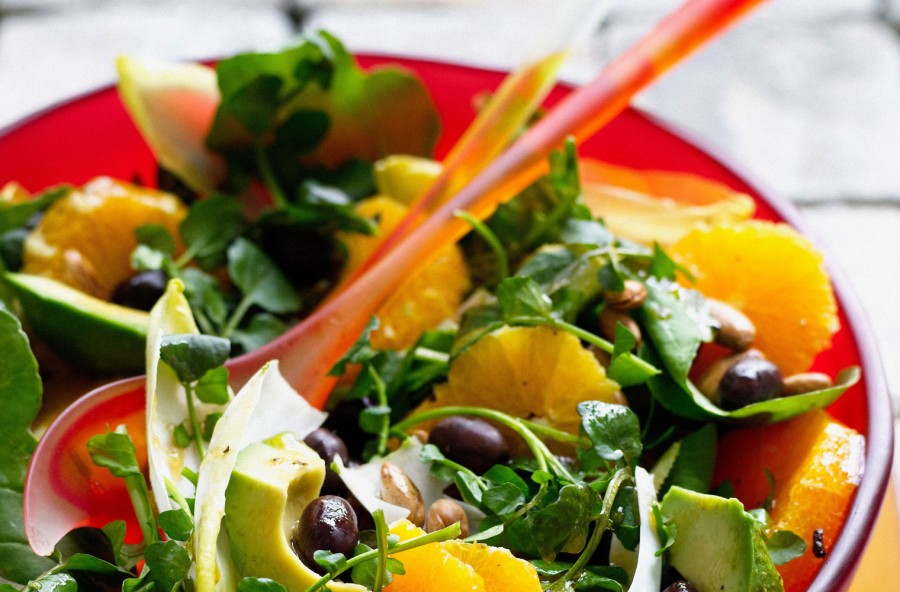 Insalata invernale, con spinaci, avocado e agrumi