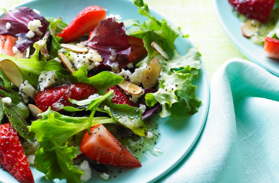 Insalata di fragole, formaggio e semi di papavero