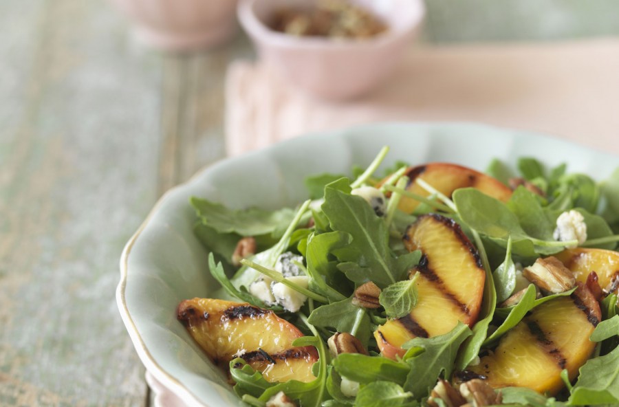 Insalata con pesche grigliate