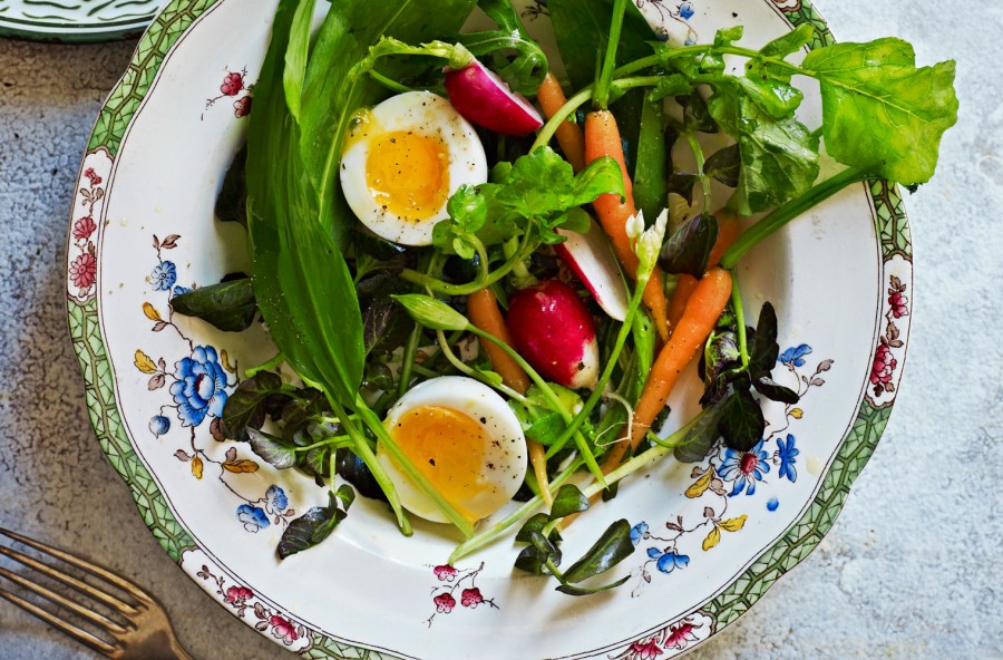 Insalata rustica con uova e ravanelli