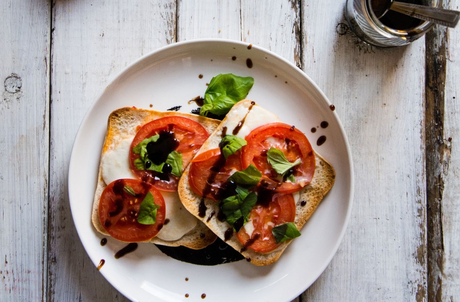 Toast caprese con aceto balsamico
