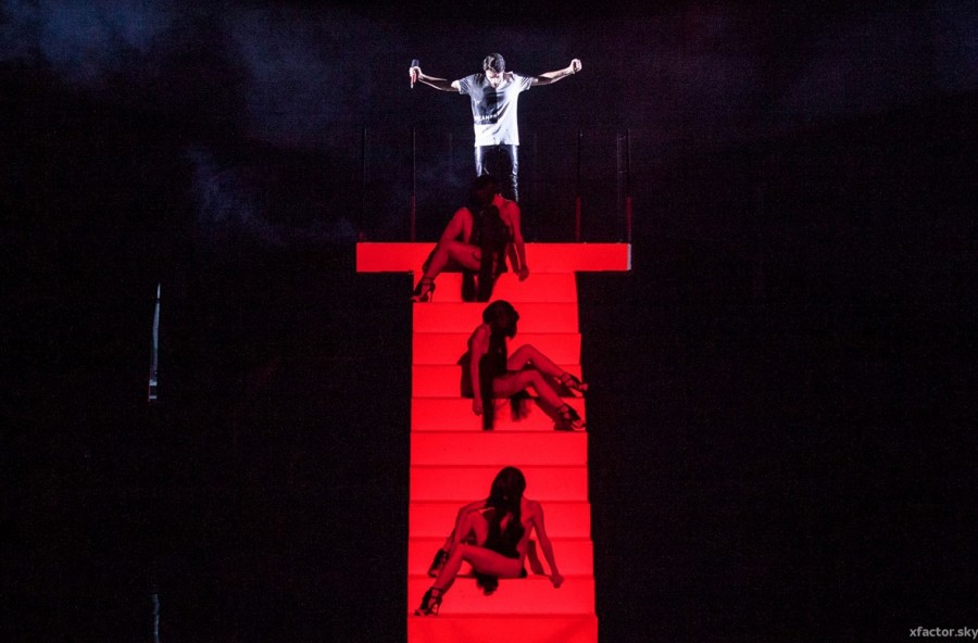 X Factor 9: la prima puntata dei live. Ed Elio perde la sua prima pedina