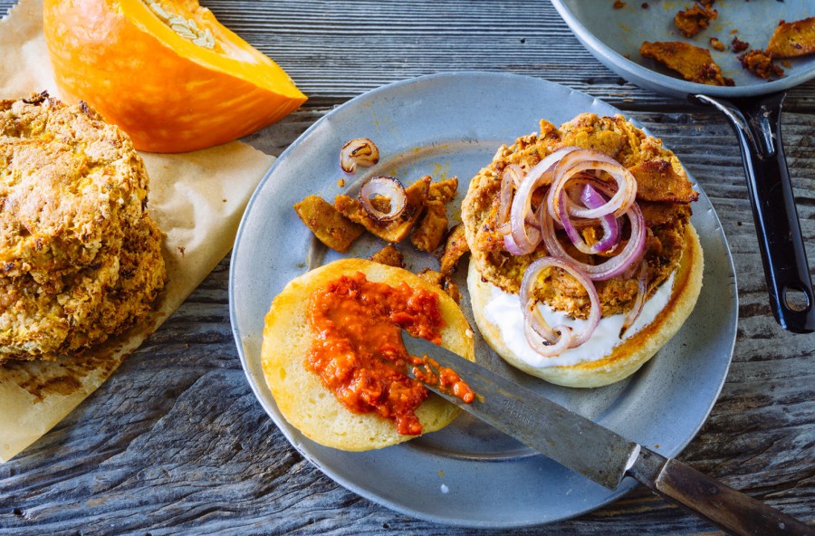 Veggie burger con zucca e salsa di peperoni