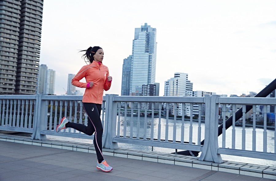 Giacche a vento per lo sport outdoor: la protezione è fluo, hi-tech e superleggera