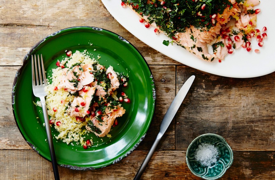 Salmone al forno alle erbe con melagrana