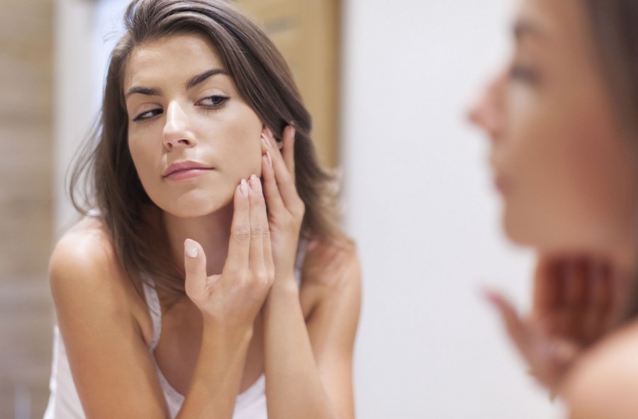 Acne, non è solo un problema delle più giovani