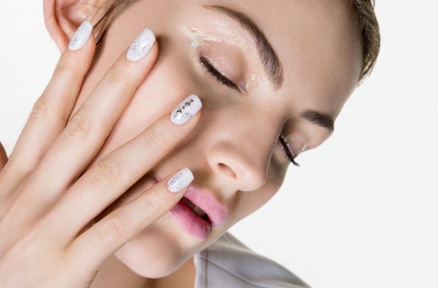 Unghie: una cascata di glitter
