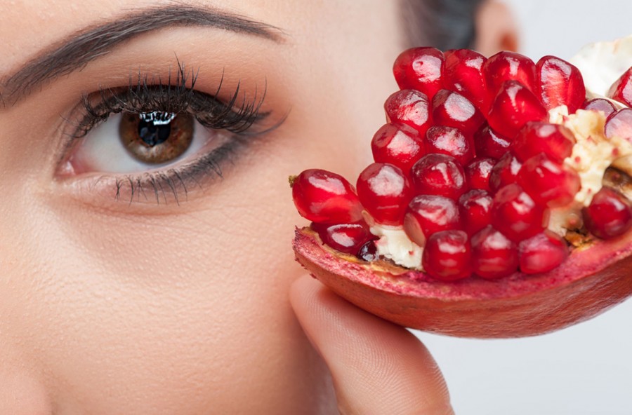 Pelle compatta e capelli luminosi con i cosmetici alla melagrana