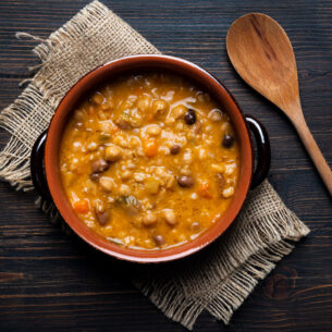 Zuppa di legumi e cereali, il comfort food che d&agrave; la sveglia il metabolismo
