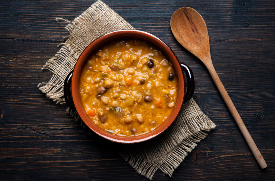 Zuppa di legumi e cereali, il comfort food che d&agrave; la sveglia il metabolismo
