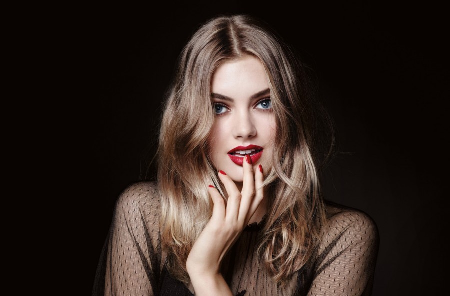 Smalto rosso sulle unghie ed è subito festa