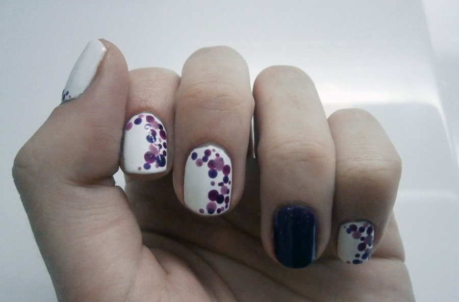 Unghie corte: glam con i pois