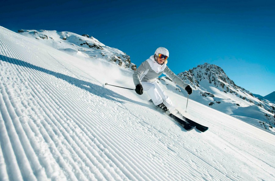 Caschi da sci. Stilosi e hi-tech, per vivere le piste in sicurezza