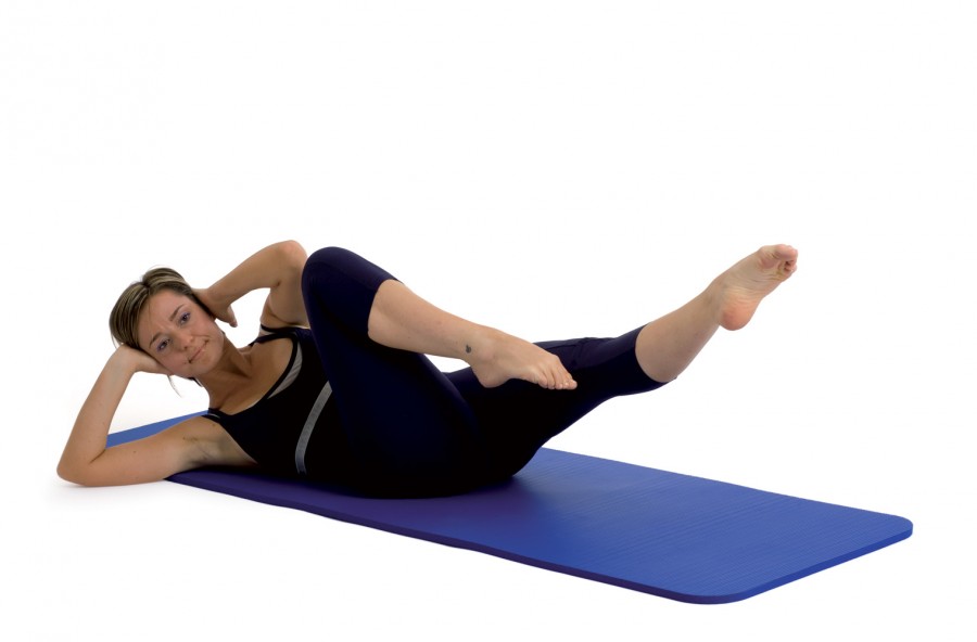 Pilates: double leg stretch criss-cross per modellare gambe, glutei e addominali