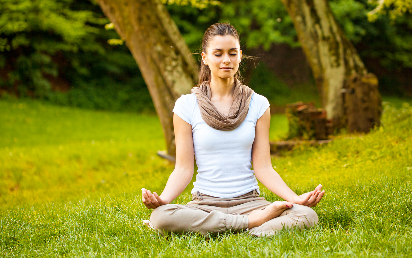 Медитации для начинающих слушать. Йога медитация. Медитация для начинающих в домашних. Молодая девушка медитирует. Расслабление.