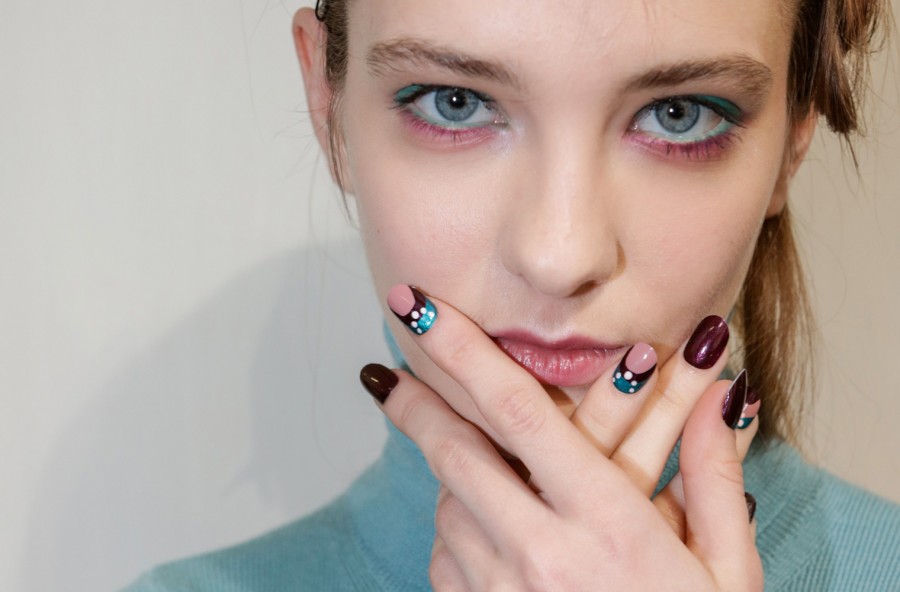 Unghie: dot manicure primaverile