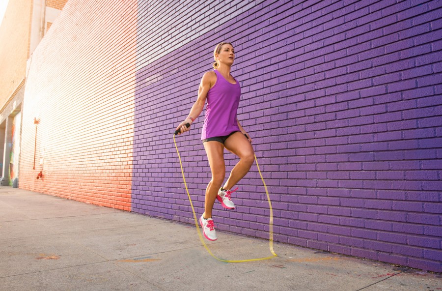 Salto con la corda per dimagrire e rassodare cosce e punto vita