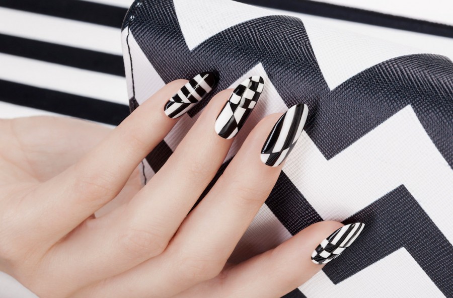 Unghie black & white: nail art effetto scacco matto