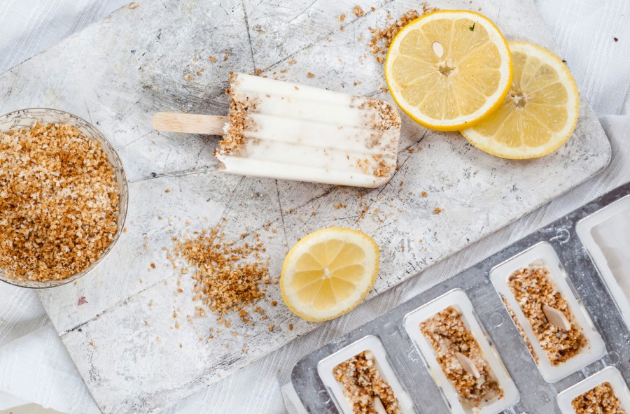 Ghiaccioli al limone con granella di cocco