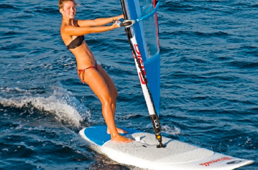 Windsurf: una vela per sfrecciare sulle onde