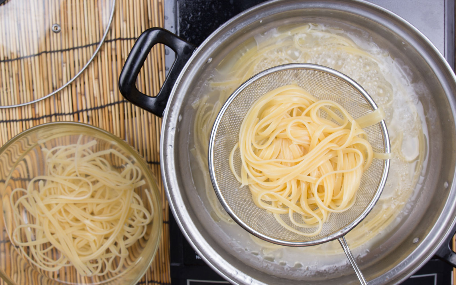Промывать лапшу. Варка спагетти. Варка спагетти в кастрюле. Кастрюля для варки спагетти. Макароны в кастрюле.
