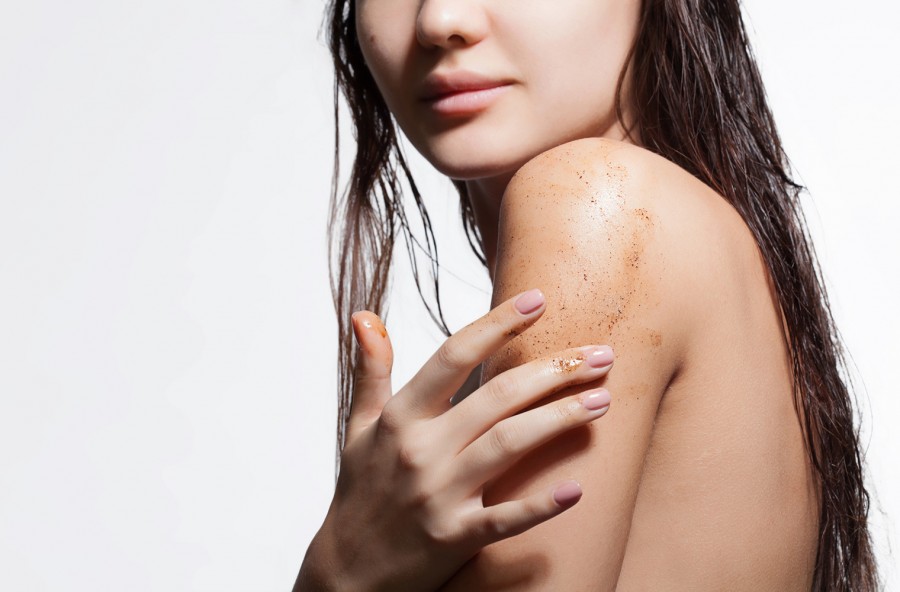 Pelle pura con lo scrub minerale