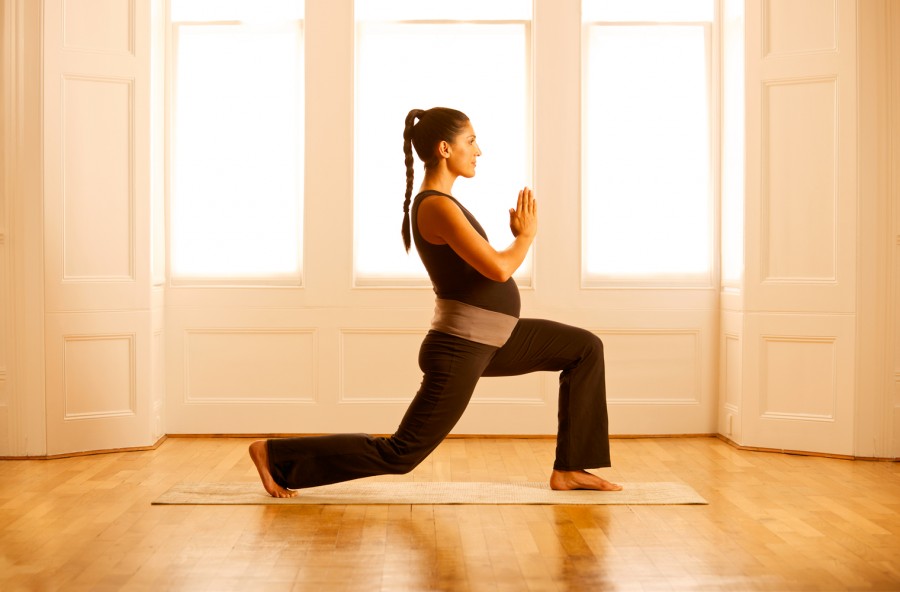 Yoga in gravidanza: 4 asana che preparano al parto