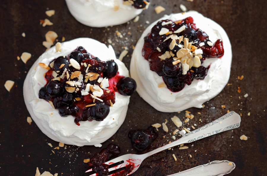 Mini pavlova ai frutti di bosco