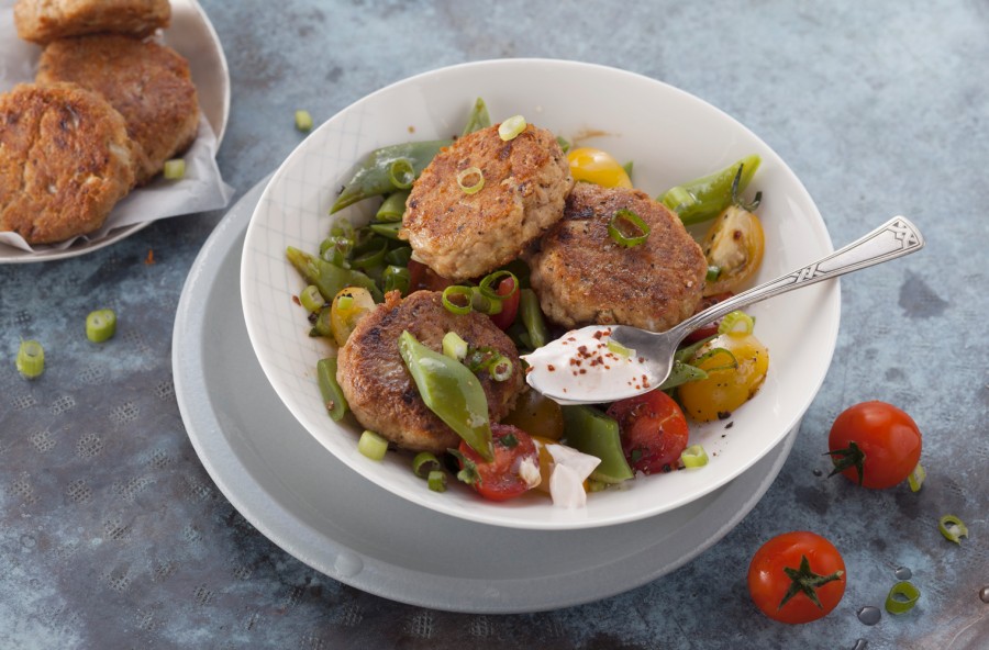 Polpettine di tonno con taccole e pomodorini