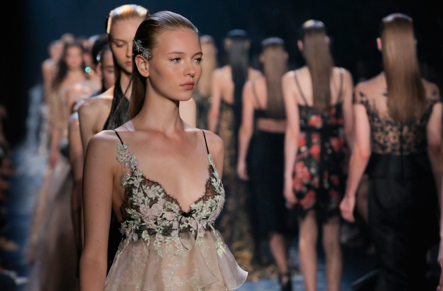 Capelli lisci e forti con i trattamenti dal parrucchiere