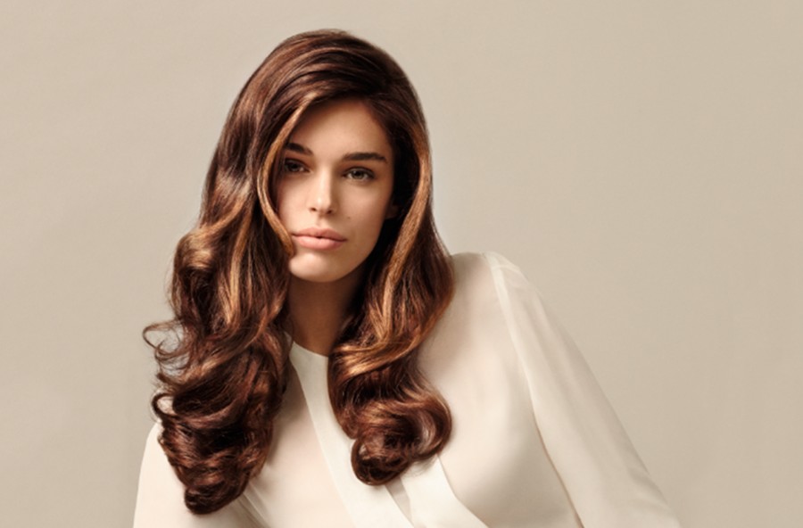 Colore capelli: riflessi balayage per le castane