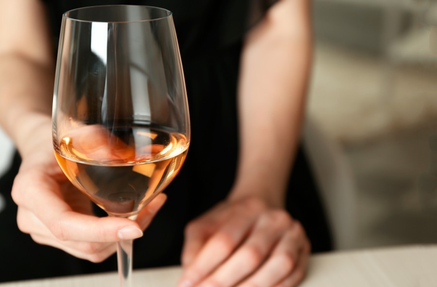 Mal di testa e nausea dopo un solo bicchiere? Ecco perché
