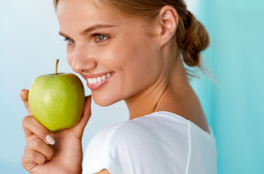 Bella con una mela