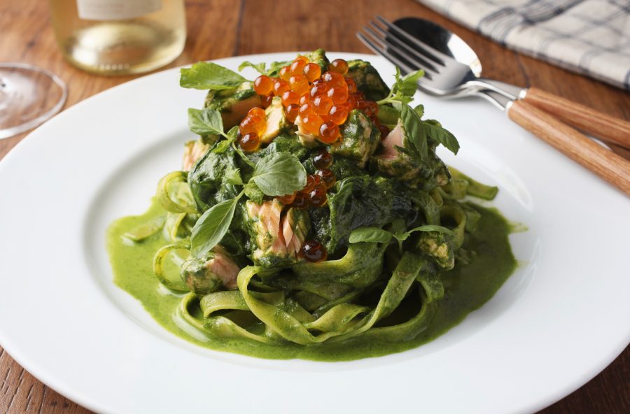 Tagliatelle con pesto di spinaci e salmone