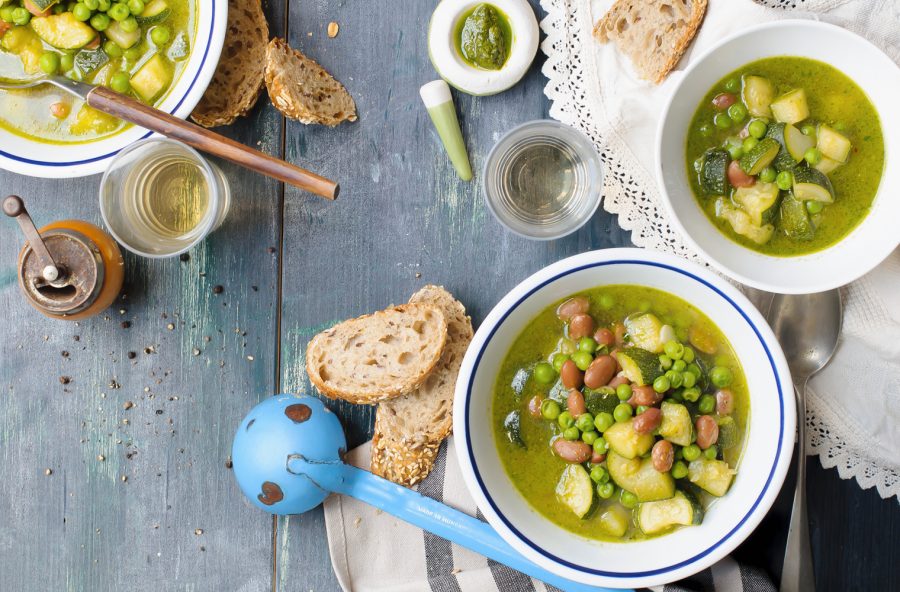 Zuppa al pesto con legumi e zucchine