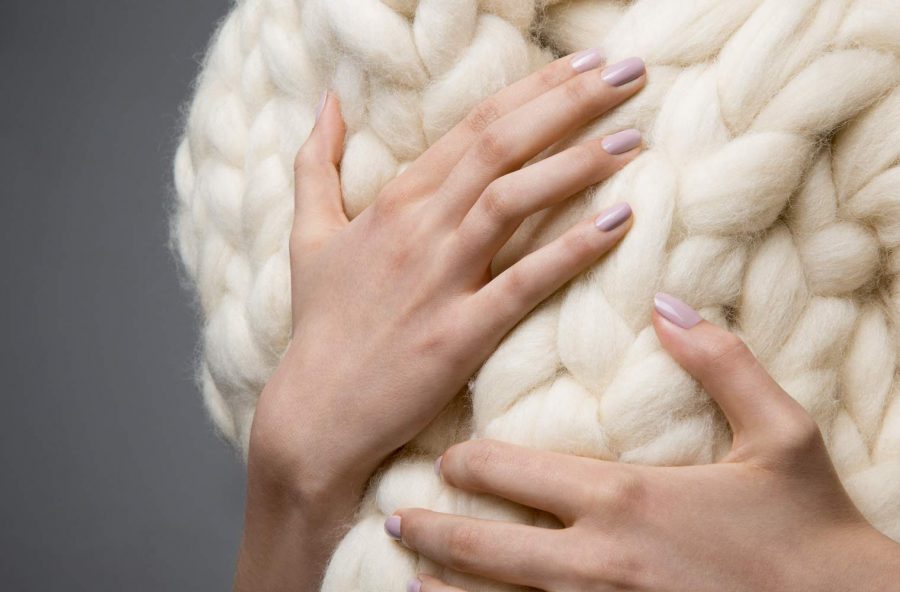 Unghie: lo smalto è ancora “nude”