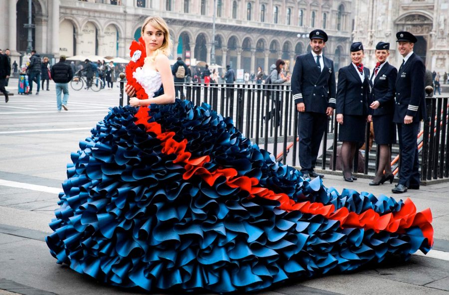 Suki Waterhouse: da Milano in volo verso il prossimo set