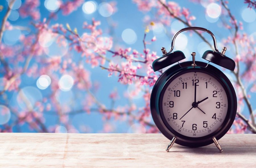 Torna l’ora legale: dormiremo di meno ma avremo più luce