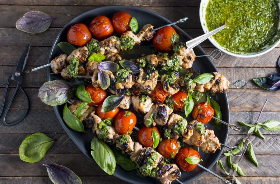 Spiedini di pollo con pomodorini e pesto