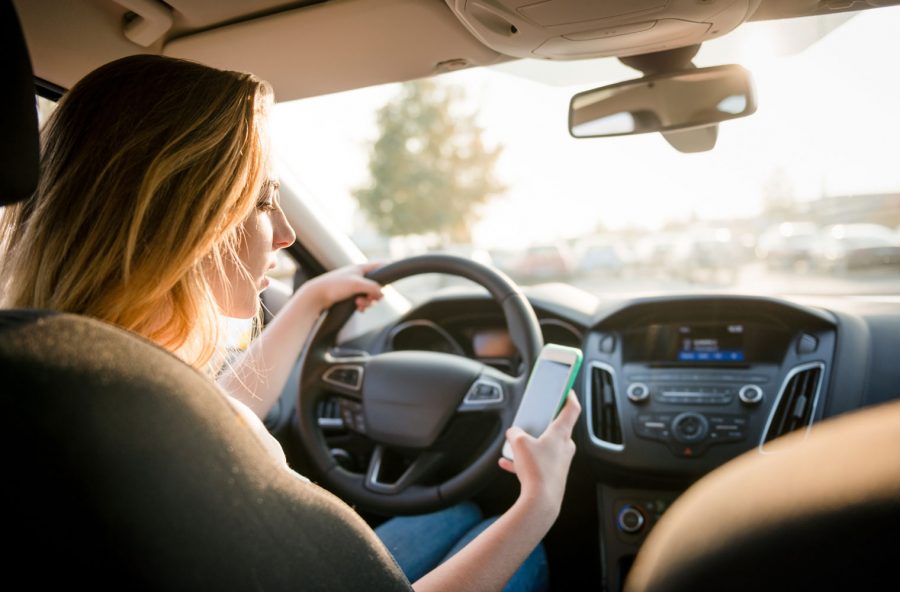 Al volante con il cellulare? È come guidare ubriachi. Ecco perché