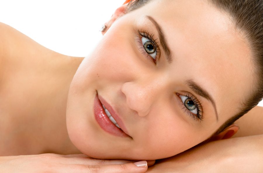 Viso più giovane con il massaggio effetto lifting