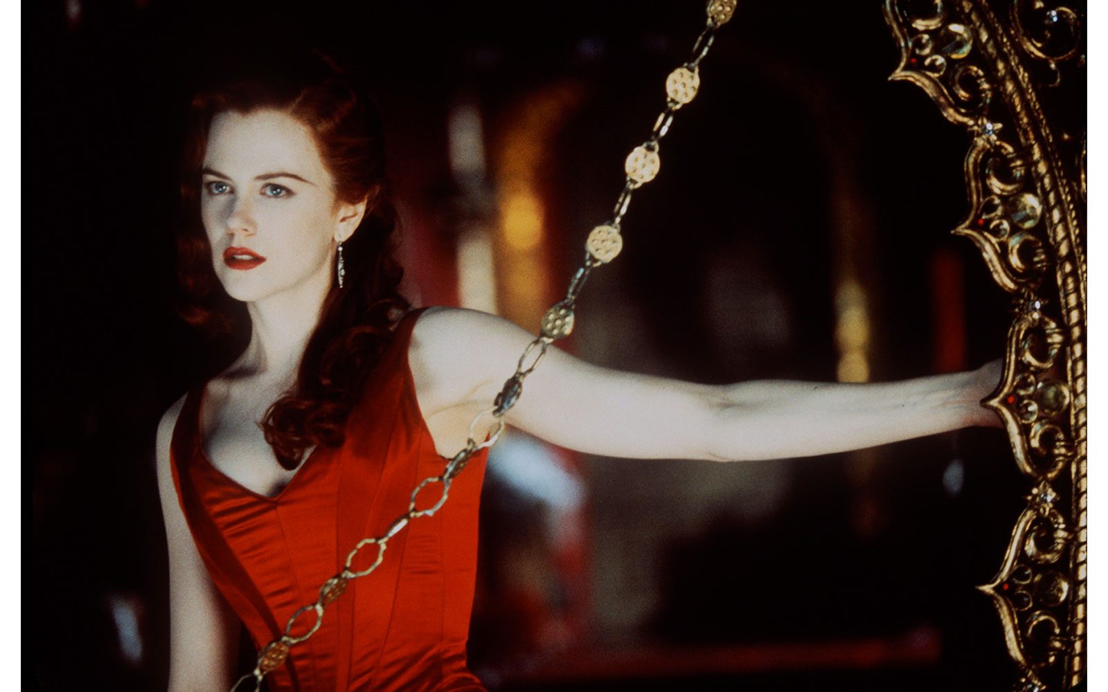 “Moulin Rouge!” (2001) quasi una ninfetta, con la chioma rossa e la pelle candida incanta tutti nel ruolo della sfortunata Satine, che cantando farà innamorare il bohémien Ewan McGregor