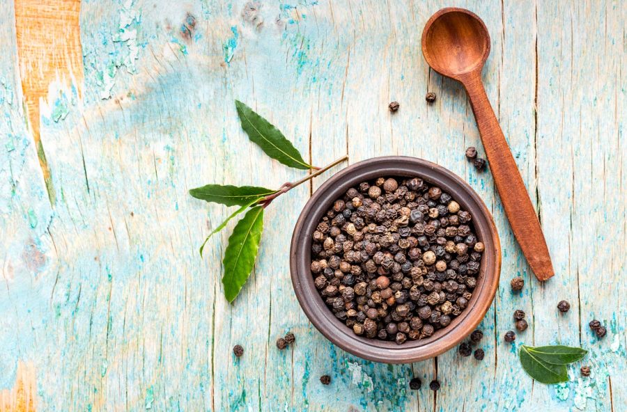 Pepe nero: prova l’olio essenziale sui tuoi piatti. Così digerisci meglio