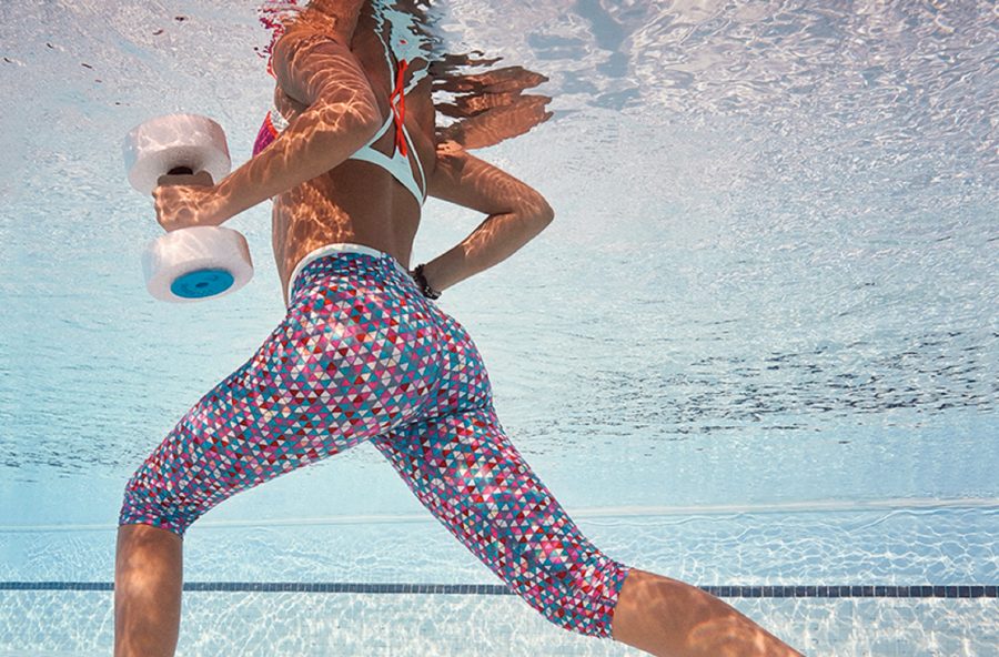 Pancia piatta con la gym total abdominal in acqua