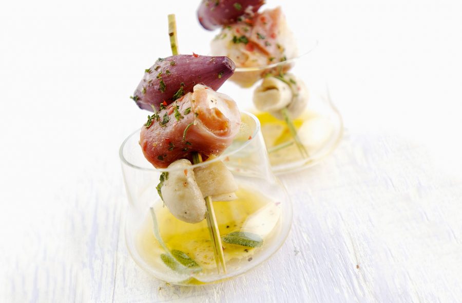 Spiedini di pesce con funghi e cipolla